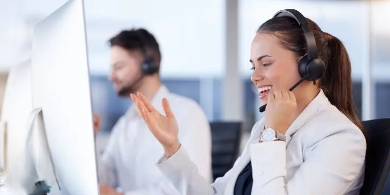 Liên hệ hotline để tiếp cận nhà cái